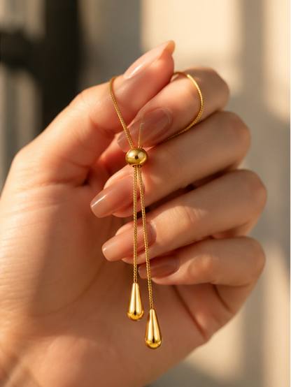 Close-up of 18K gold plated liquid waterdrop pendant on adjustable bolo lariat necklace – anti-tarnish and waterproof