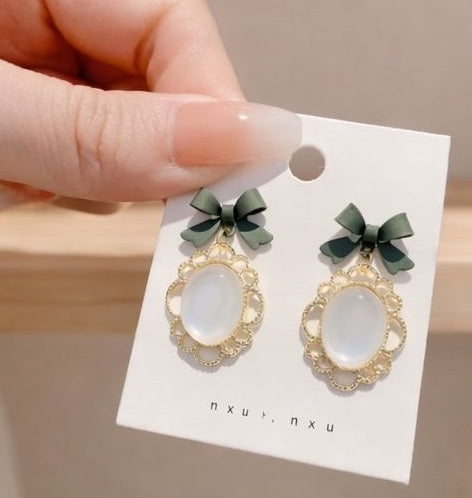 Gold-tone oval cat eye bow earrings for women – glamorous date night and going-out jewellery