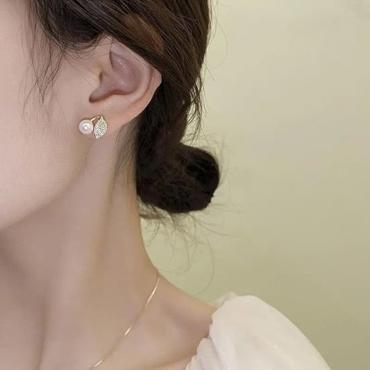 pearl stud earring